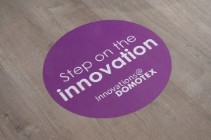 Innovations@DOMOTEX Guided Tours: Gef¸hrt von Grˆﬂen aus Architektur, Design und Fachjournalismus erhalten Sie tiefe Einblicke in spannende Innovationen der Branche.