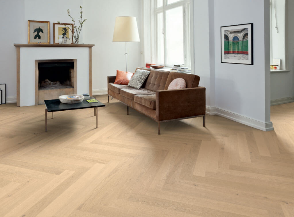 Da diversi anni Fase propone il parquet prefinito a due strati Haro con la lavorazione delle tavolette destre e sinistre nello stesso pacco per permettere la posa a spina. Al classico formato del listello allegro da 10 x 7.0 x 490, quest'anno si aggiunge il listone Prestige, con dimensioni 10 x 120 x 1000 mm.