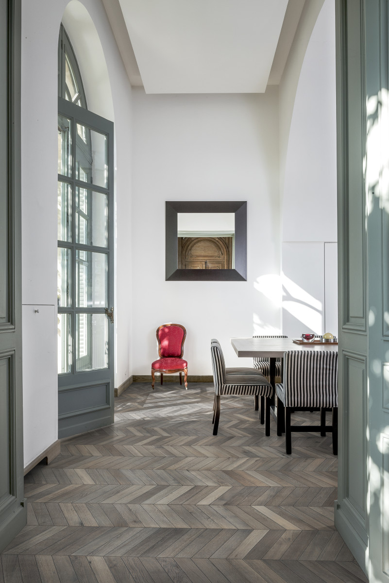 Collezione Chevron in Rovere grey. La rivisitazione in chiave moderna di un classico: la spina di pesce ungherese. 