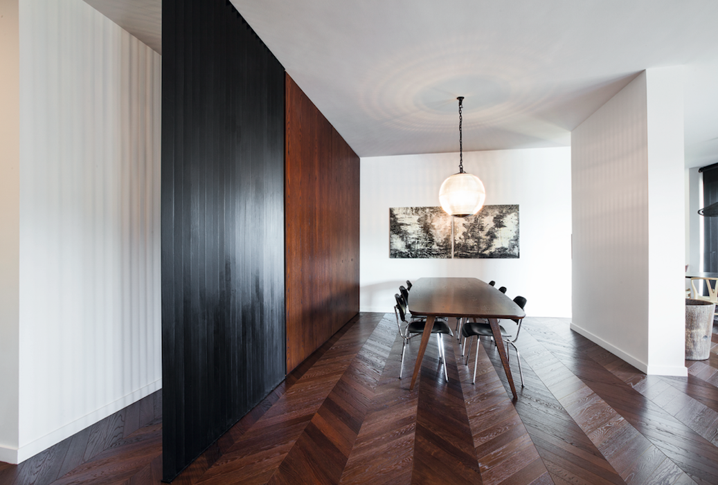 Collezione Loft: rovere thermo commerciale, spazzolato verniciato. Le raffinate geometrie di posa a spina, mettono in luce le meravigliose venature naturali del legno, creando uno scenografico effetto di movimento nei pavimenti.